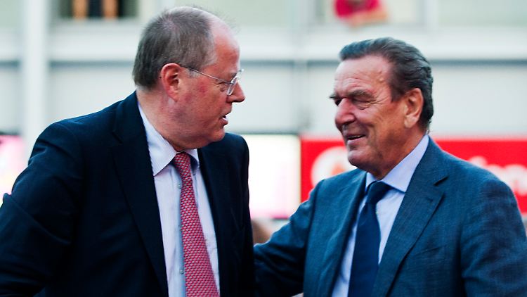 Ein Bild aus alten Zeiten: Steinbrück und Schröder bei einem Wahlkampf-Auftritt 2013.