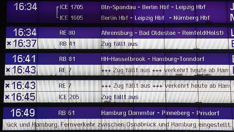 Wenn die Anzeigentafel am Bahnhof so aussieht, stellen sich Bahnkunden die Frage: Was kann ich jetzt tun?