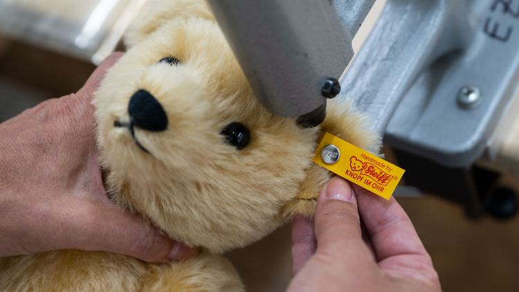 Unternehmensgründerin Margarete machte im 19.Jahrhundert aus Nadelkissen Stofftiere für Kinder, ihr Neffe erfand den Teddybären – nur wenige deutsche Unternehmen haben eine solch wuchtige Tradition wie Steiff.