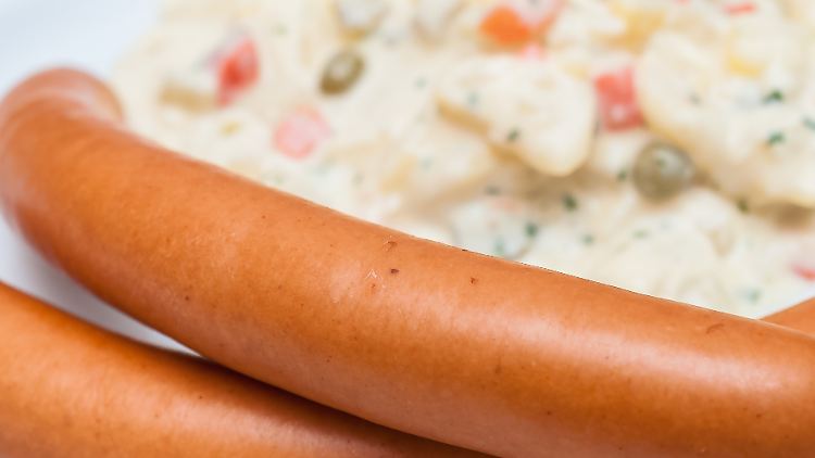 Nach wie vor ein Klassiker an Heiligabend: Kartoffelsalat und Würstchen. 