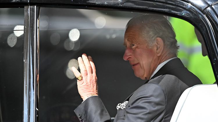 König Charles III. muss nun erstmal kürzer treten.
