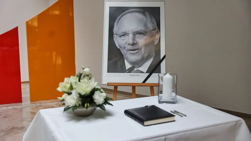 Ein-Foto-des-verstorbenen-CDU-Politikers-Wolfgang-Schaeuble-und-ein-Kondolenzbuch-liegen-im-Konrad-Adenauer-Haus