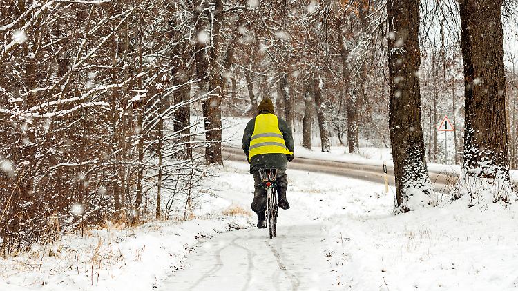 Zwei Mal in der Woche mit dem Rad zur Arbeit: Laut Experten kommt es darauf an, sich eine konkrete Tat vorzunehmen, statt "irgendwie klimabewusster leben" zu wollen. 