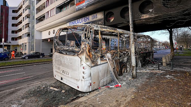 Ein Reisebus, welcher infolge der Ausschreitungen in Berlin in der Silvesternacht 2023 angezündet wurde. 