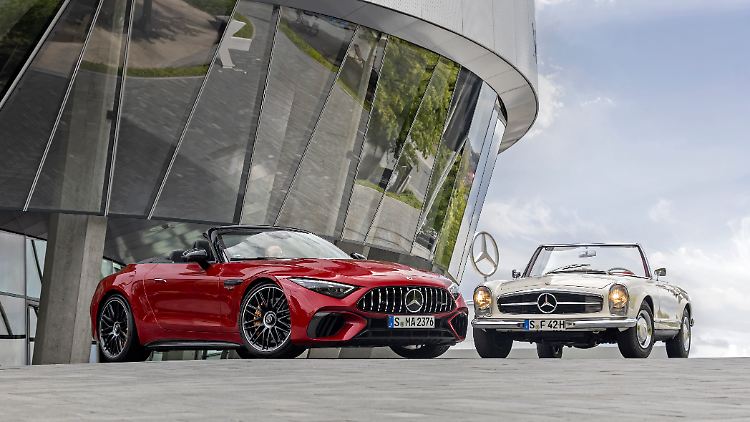 Beide SL baggern mit ihren großen Zentralsternen. Der sogenannte Panamericana-Grill passt zum neuen, performanten SL. Er gilt als Hommage an den unglaublich schnellen Mercedes 300 SL der Baureihe W194, der in den Fünfzigern an der Carrera Panamericana teilnahm.