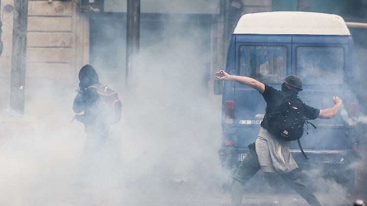 Infolge der Rentenreform-Pläne kommt es zu zahlreichen Ausschreitungen in Frankreich, auch gegen die Polizei, Paris, März 2023.