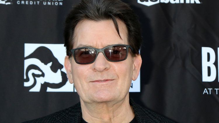 Charlie Sheen hat angeblich schon länger Probleme mit der Frau, die ihn jetzt attackiert haben soll.