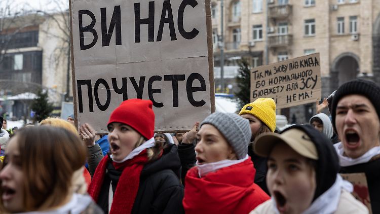 Protest in Kiew: Die Demonstrierenden prangern Korruption an und fordern mehr Geld für die Armee.