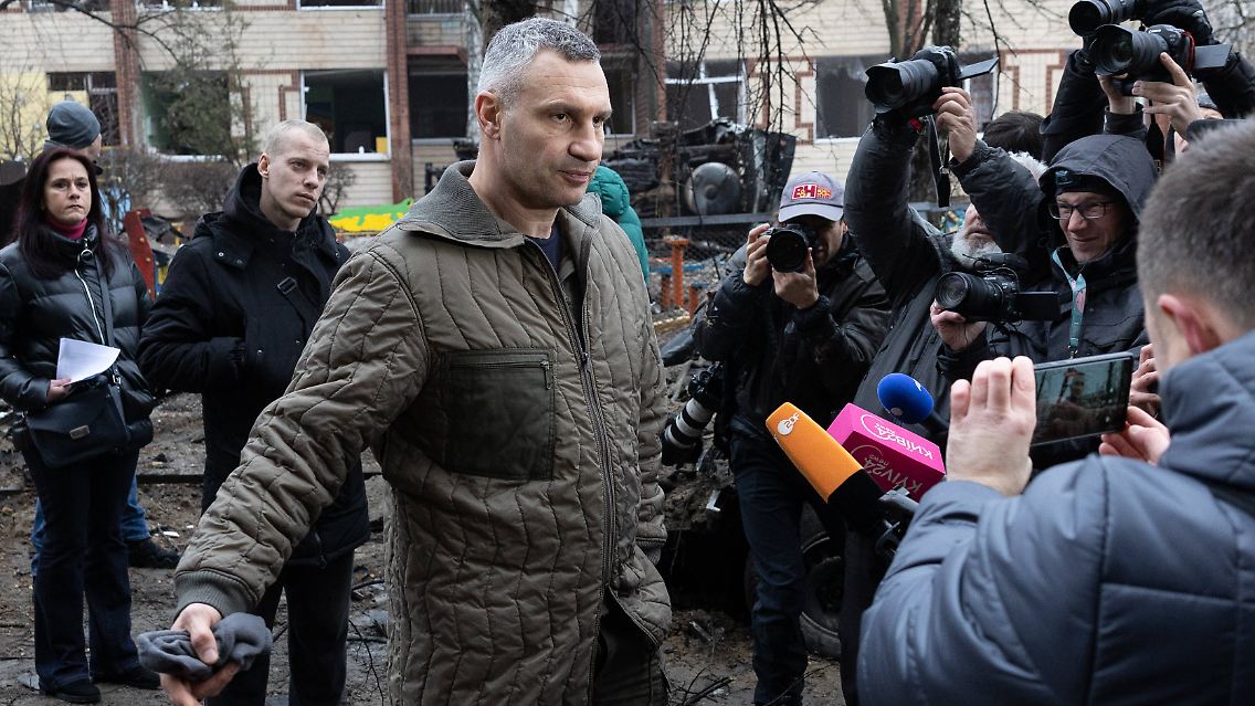 Kiews Bürgermeister Vitali Klitschko will die Autos aus London in den Kampfgebieten einsetzen.