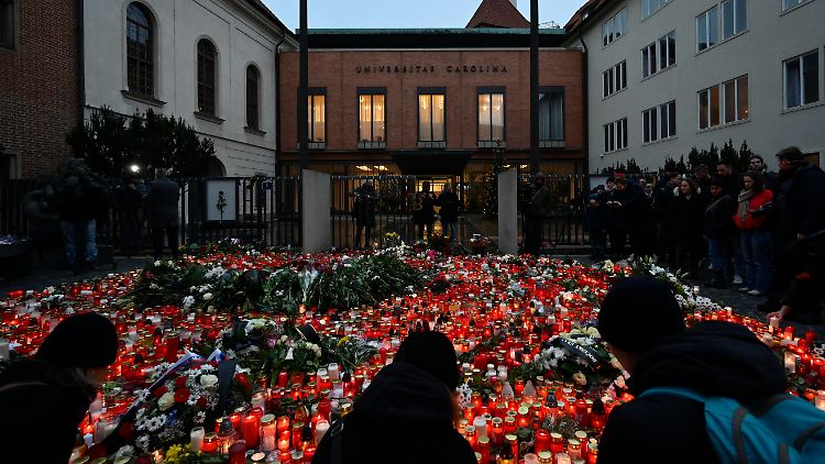 Trauernde legen Blumen für die Opfer der Schusswaffenattacke an der Karls-Universität nieder. 