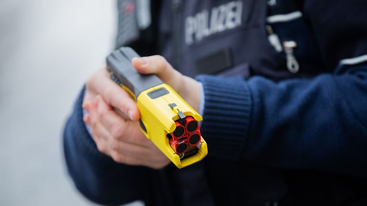 Taser verschießen kleine Pfeile: Treffen sie einen Menschen, erhält dieser einen Stromimpuls, der ihn kurzzeitig lähmt.