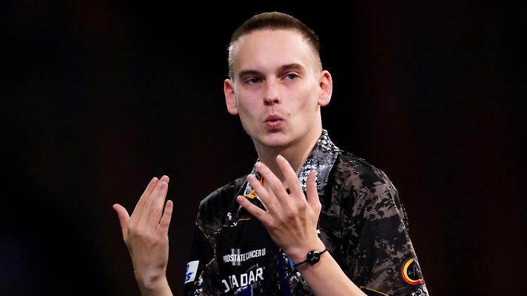 Ricardo Pietreczko zieht bei seinem Debüt in Runde drei der Darts-WM ein.