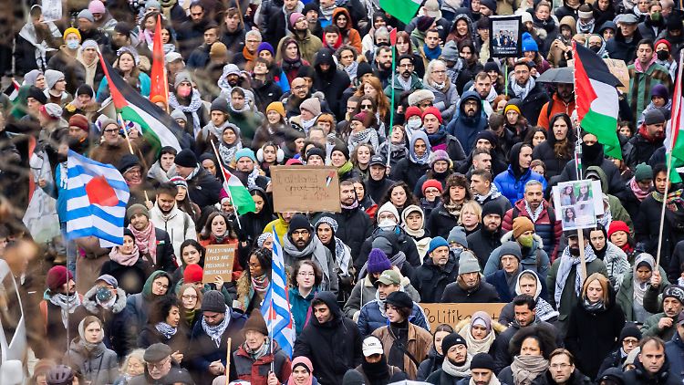Laut Polizei nahmen etwa 2000 Menschen an der Demo teil.