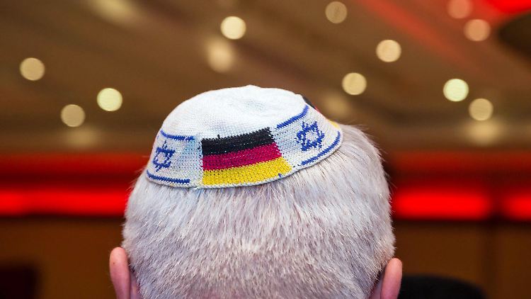 Eine Kippa mit israelischen und deutschen Fahnen.