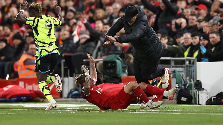 Kostas Tsimikas räumte Jürgen Klopp ab und verletzte sich.