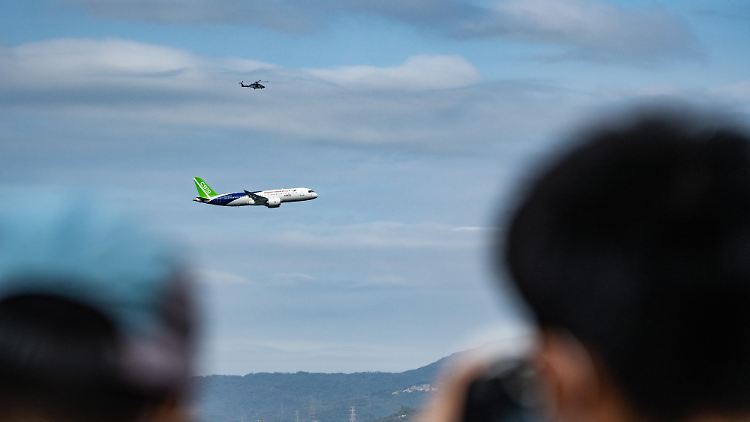 Chinesische C919-Jets proben den Überflug am Victoria Harbour in Hongkong.