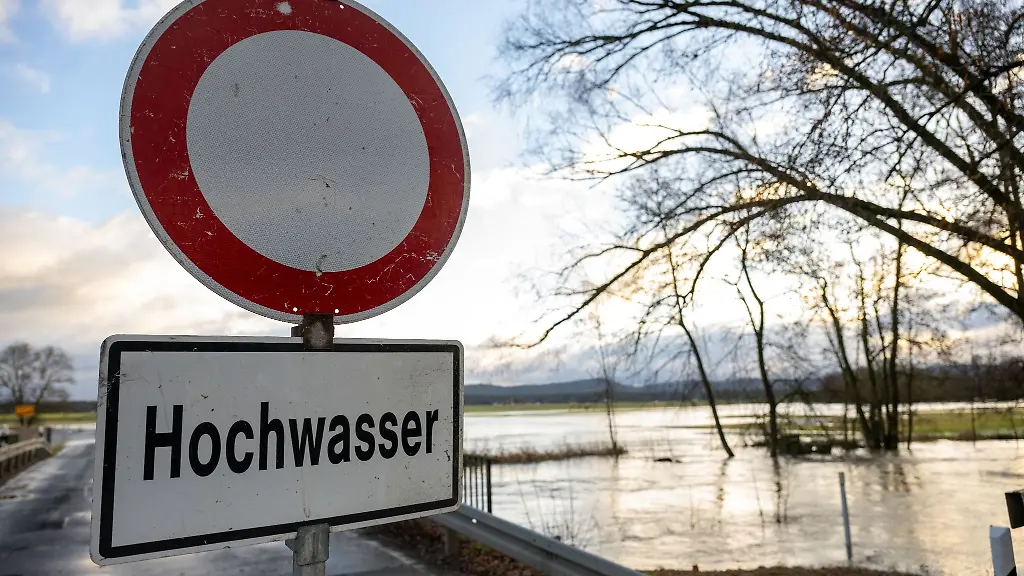 Ein-Schild-warnt-vor-Hochwasser