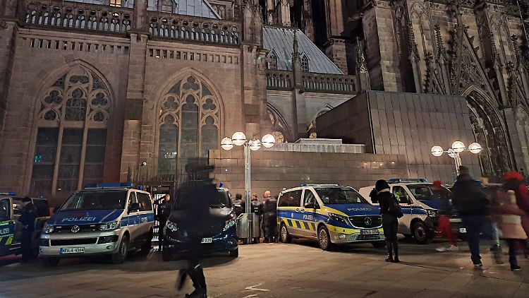 Der Kölner Dom wurde am Samstag nach der Abendmesse mit Spürhunden abgesucht und anschließend verschlossen.