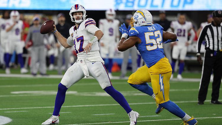 Bills-Quarterback Josh Allen (links) hielt sein Team auf Kurs.
