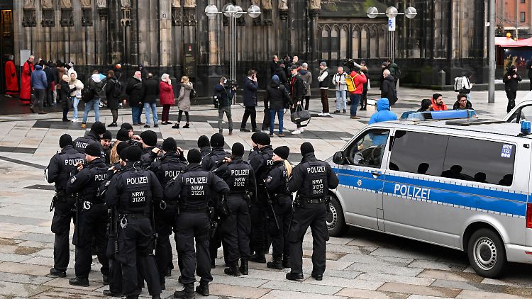 Besucher vom Kölner Dom müssen sich jetzt kontrollieren lassen.