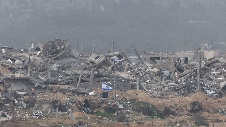 Eine israelische Fahne weht inmitten von Trümmern im Gazastreifen. Doch wie kann dieser Krieg beendet werden?