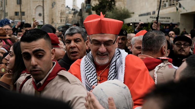 Der lateinische Patriarch von Jerusalem, Kardinal Pierbatista Pizzaballa, vor der Geburtskirche in Bethlehem.