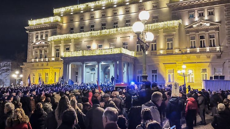 Ein massives Polizeiaufgebot verhindert die Erstürmung des Rathauses in Belgrad.