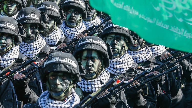 Martialische Hamas-Parade: Derzeit kämpfen die Terroristen vor allem in kleinen Gruppen und als Zivilisten getarnt. 