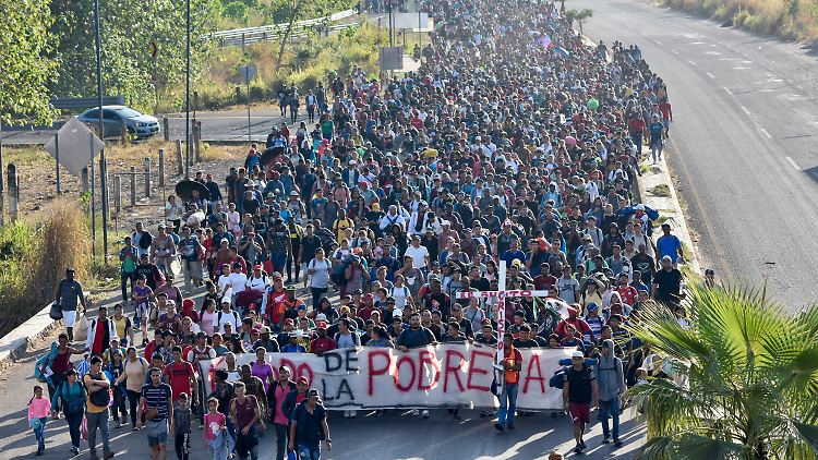 Tausende Menschen marschieren in Richtung USA.