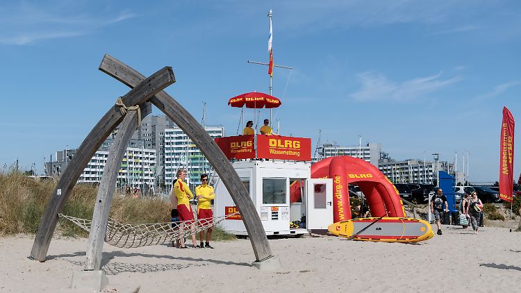 Rettungsschwimmer arbeiten in ihrer Freizeit.