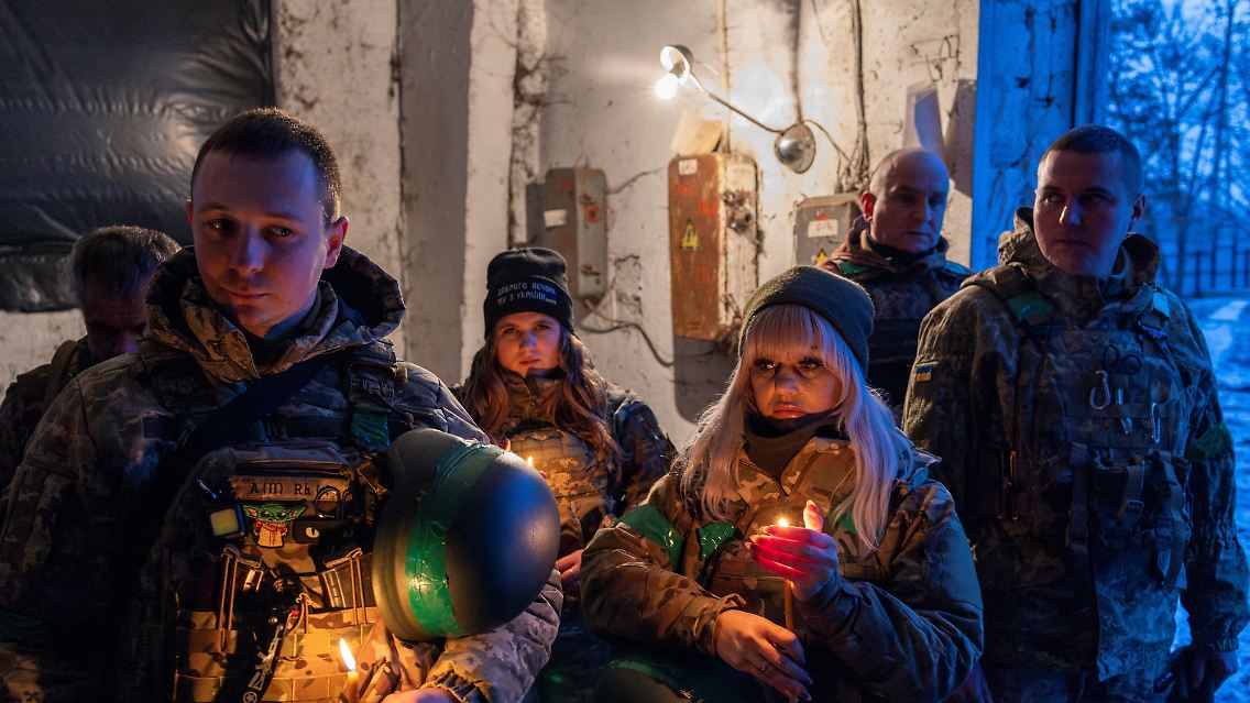 Soldaten und Soldatinnen der 14. Brigade beim Heiligabend-Gottesdienst in der Nähe der Frontlinie ...
