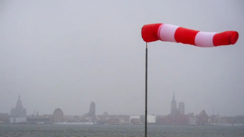 Ein-Windsack-steht-fast-horizontal-in-der-Luft-und-zeigt-den-Wind-an