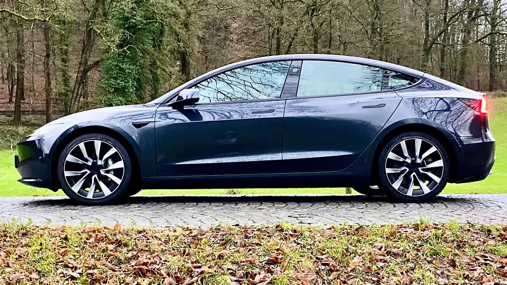 Tesla-Model-3-2023-SE