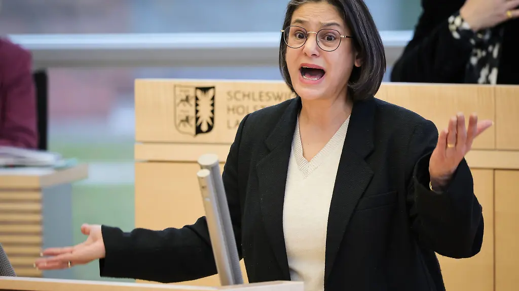 Serpil-Midyatli-SPD-Fraktionsvorsitzende-der-SPD-im-Schleswig-Holsteinischen-Landtag-spricht-auf-einer-Sitzung-des-Landtags-im-Plenarsaal-im-Landeshaus