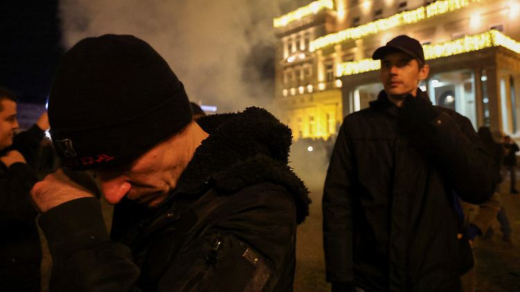 Bereits am Sonntag griffen Demonstranten das Rathaus in Belgrad an - nun protestieren sie nahe dem Ministerium für öffentliche Verwaltung und lokale Autonomie.