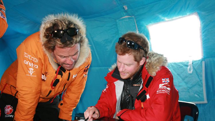Dominic West und Prinz Harry als Expeditionsteilnehmer auf einem Archivbild von 2013.