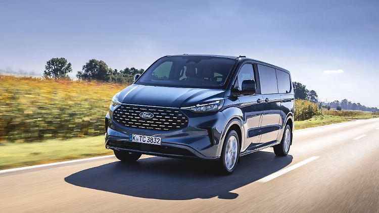 Der Ford Tourneo Custom soll als Alternative zu Modellen wie etwa Hyundai Staria, Mercedes V-Klasse oder dem VW Multivan angeboten werden.