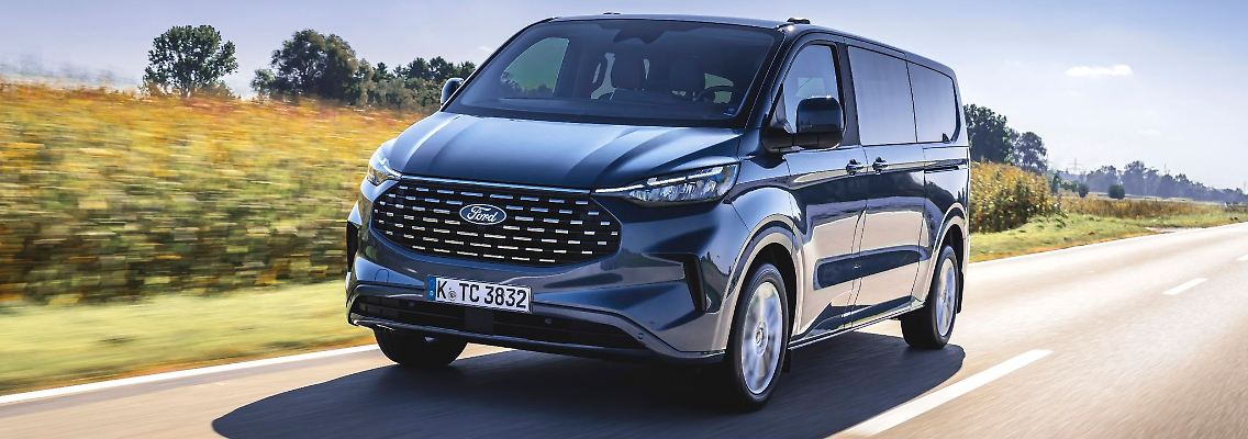 Der Bus kommt: Der Ford Tourneo Custom will sich als Alternative zu Modellen wie etwa Hyundai Staria, Mercedes V-Klasse oder eben dem VW Multivan anbieten.jpg