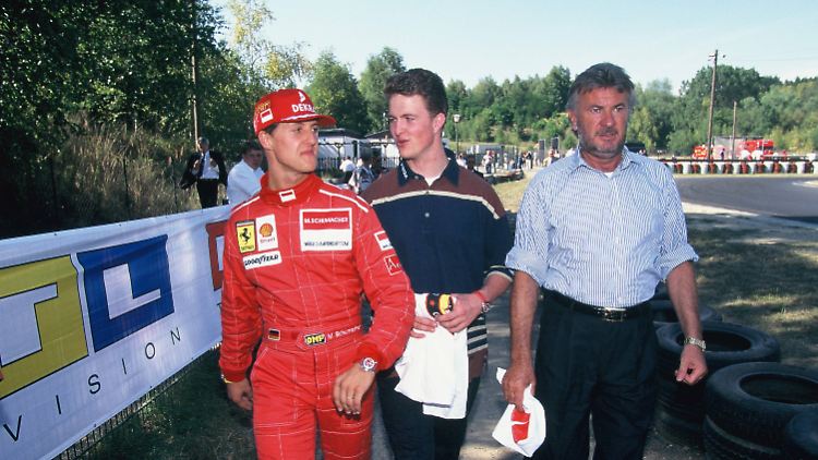 Rafl Schumacher (Mitte) mit seinem Bruder Michael und Manager Willi Weber im Juli 1997.