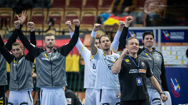 Der Trainer schwört seine Spieler ein. Am 10. Januar geht es gleich mit einem Weltrekord los.