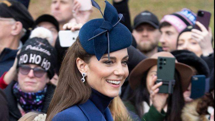 Ihr Auftritt in royalem Blau: Prinzessin Kate.