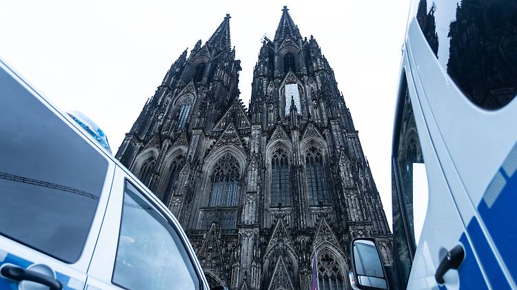 Menschen, die die Gottesdienste besuchen, dürfen nach wie vor in den Kölner Dom.