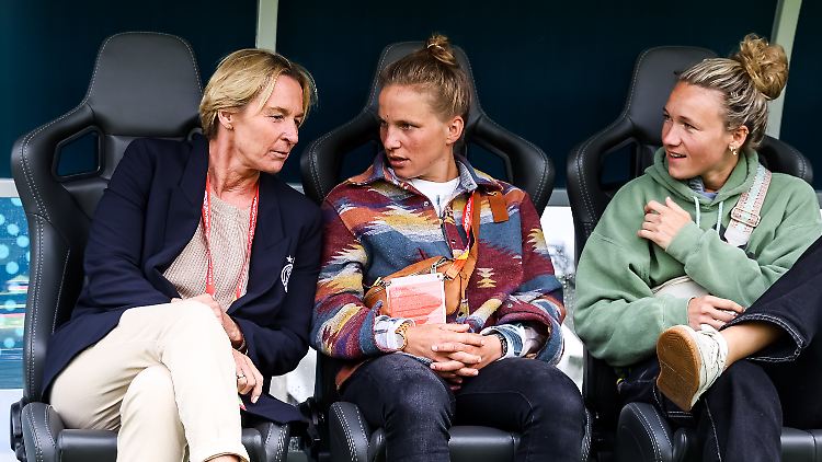 Tabea Kemme und Ex-Nationaltrainerin Martina Voss-Tecklenburg.
