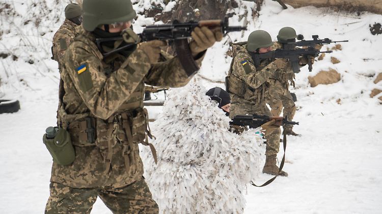 Wegen der andauernden russischen Aggression müssten die Mechanismen der Mobilmachung "verbessert" werden, hieß es in einem der beiden Gesetzentwürfe. 