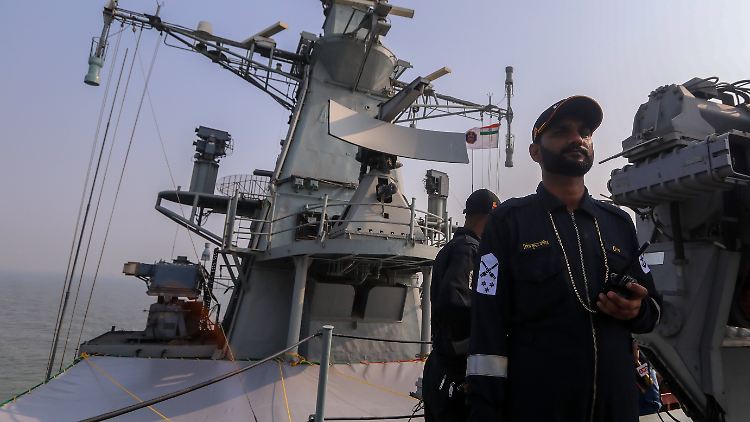 Mitglieder der indischen Marine auf dem Kriegsschiff INS Beas - Indien will Handelsschiffe vor seinen Küsten durch Militäreinsätze künftig schützen (Archivbild).