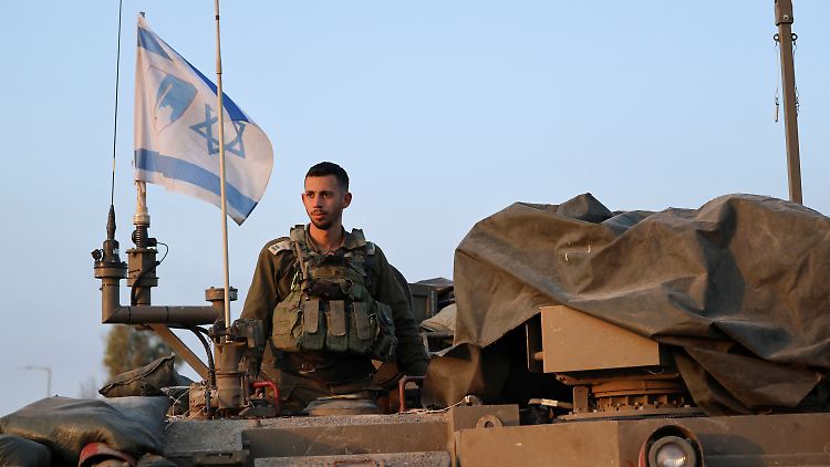 Israelisches Militär im Grenzgebiet zum Gazastreifen: Bis zu 129 Geiseln werden noch in den Händen der Hamas vermutet.
