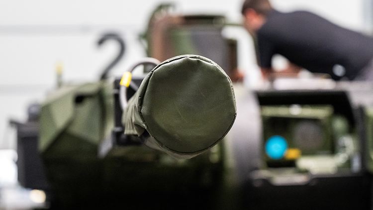 Mit der "Zeitenwende" begann Deutschland, Waffen auch in einen laufenden Krieg zu liefern - ein Tabubruch.