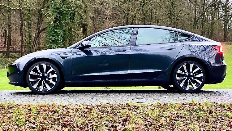 Beim Model 3 handelt es sich um eine schlichte Limousine, die nicht viel Wind um sich macht.
