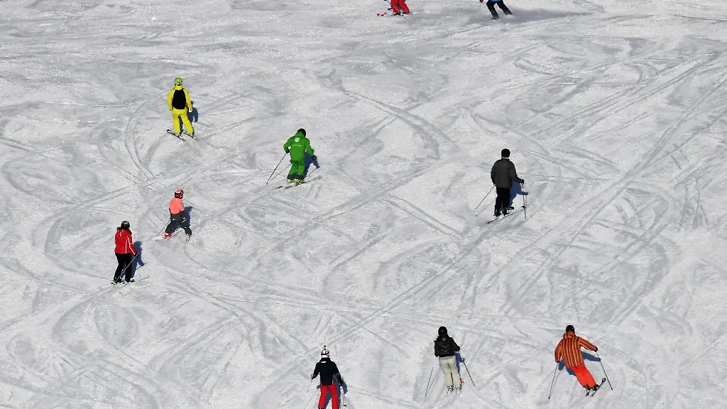 Skifahrer-fahren-bei-Sonnenschein-auf-einer-Skipiste