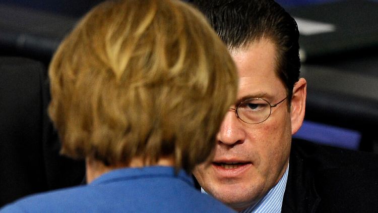 Im Gespräch mit der Kanzlerin: Guttenberg im Bundestag.